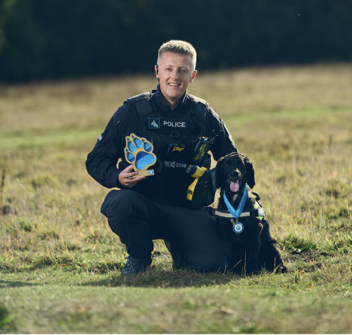 PD Louie and PC Cuthbertson with their award