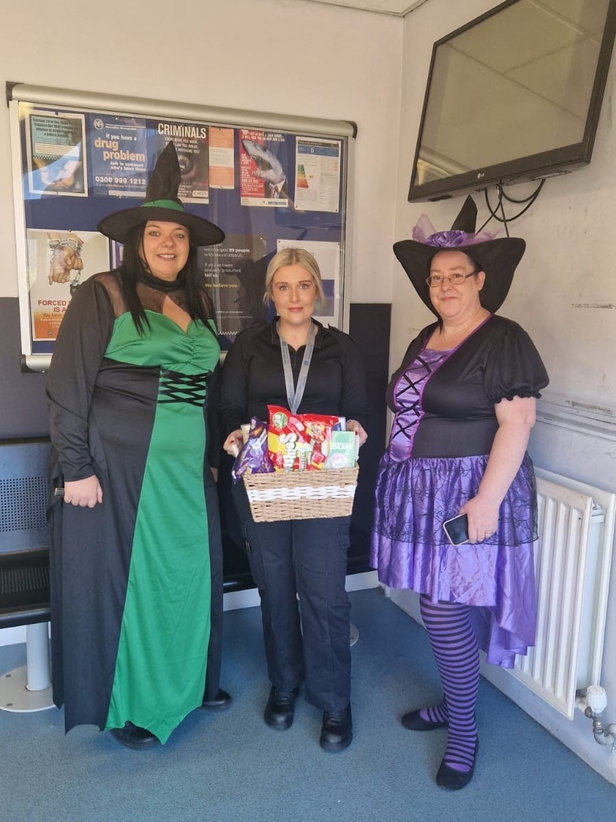 Officers receive hamper 